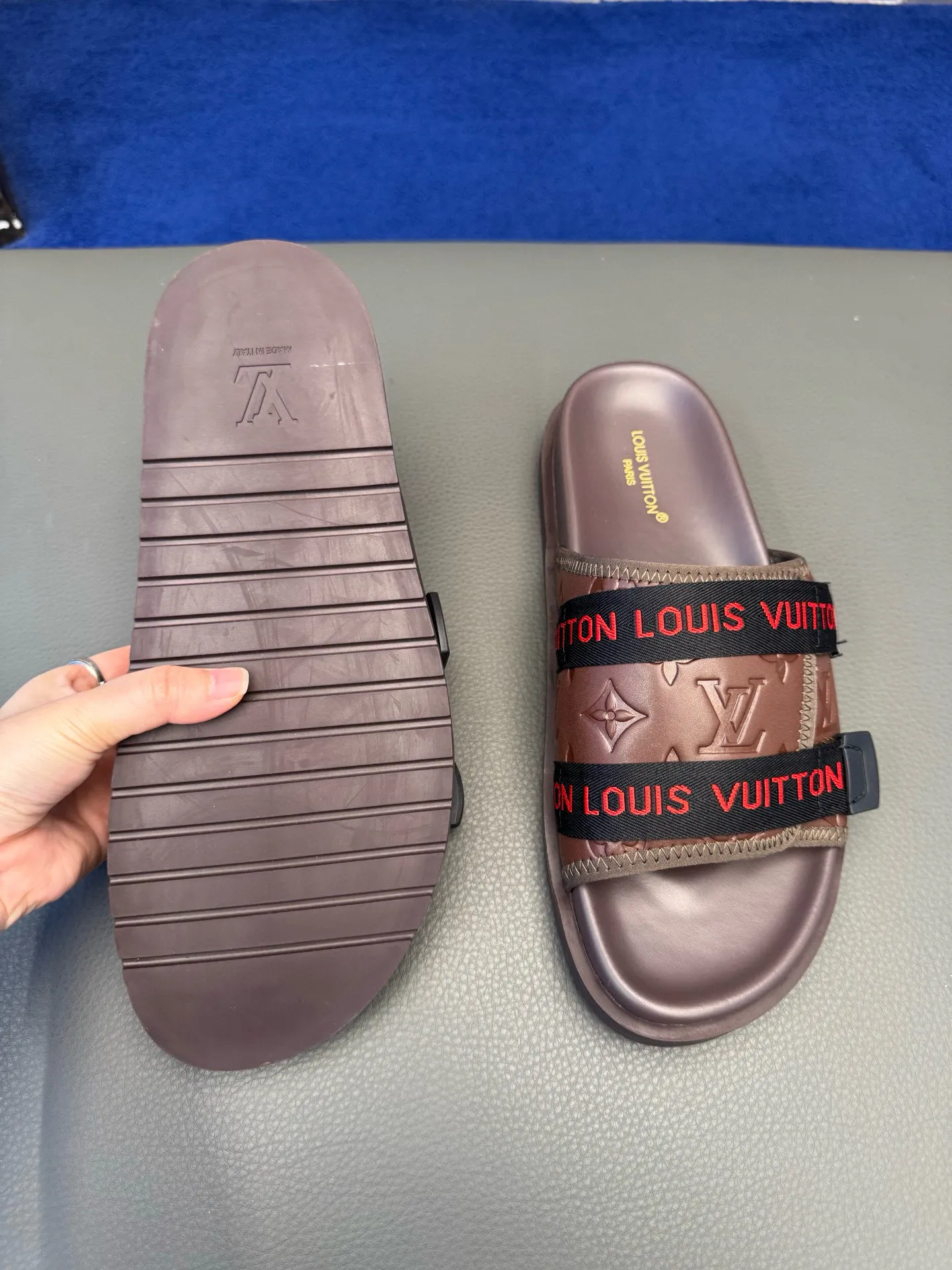[L Home] P: 340💰Size: 38-45 Top purchasing lv men's summer slippers, classic presbyopia with soft real leather lining, unique color splicing effect, distinctive personality, fashionable and trendy essential style, light and comfortable. Lightweight and tough rubber insole, micro ridged foam outsole, super comfortable!